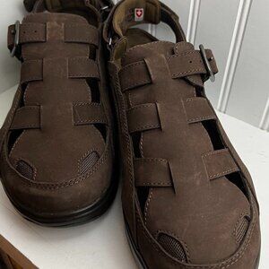 NWOT   MBT GIL GIL BROWN Size 9